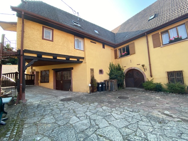 Soultzmatt village, Corps de Ferme avec belle cour, vendu loué, Grange 100 m² aménageable.