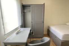 bureau dans la chambre peg