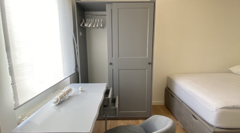 bureau dans la chambre peg