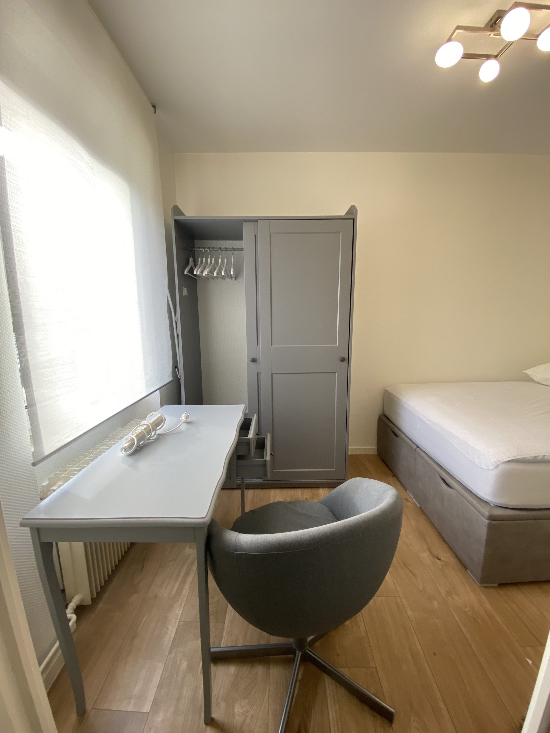bureau dans la chambre peg