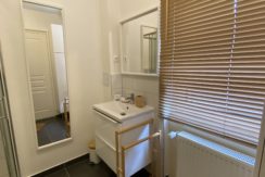 salle de bain avec la fene╠étre