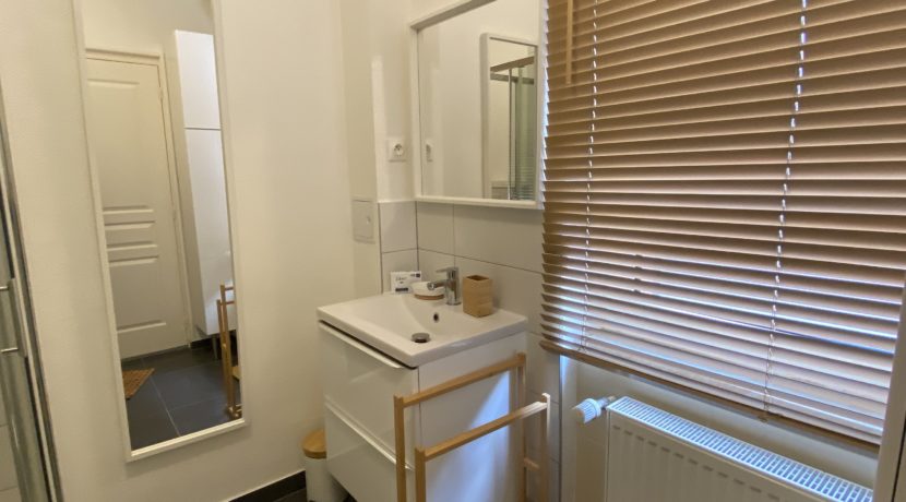 salle de bain avec la fene╠étre