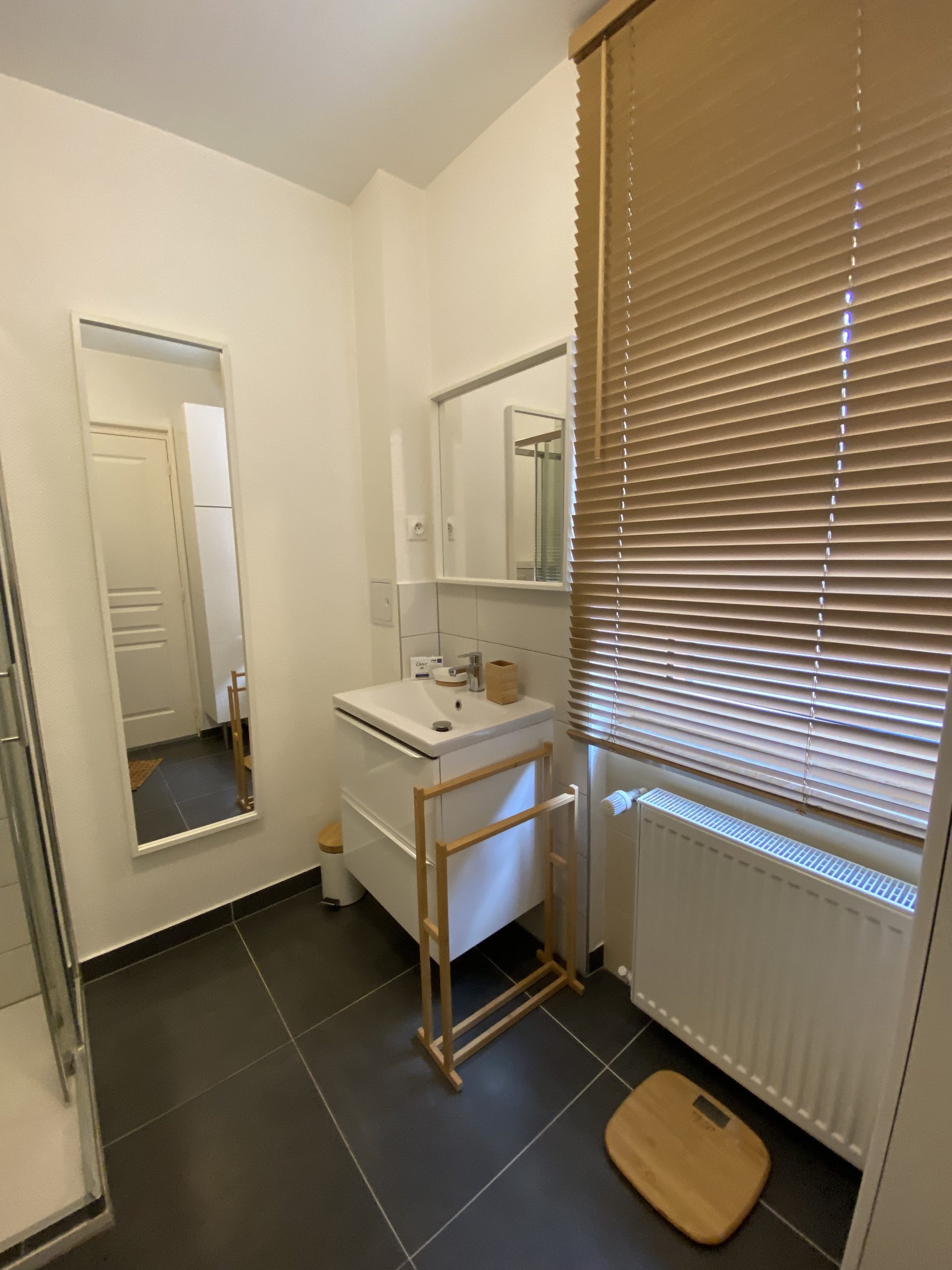 salle de bain avec la fene╠étre