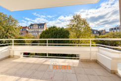 Balcon moderne sur quartier arboré
