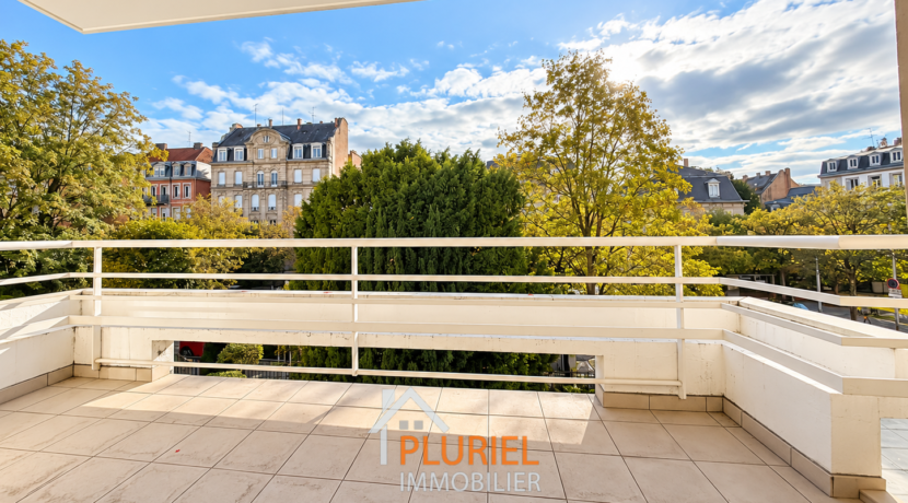 Balcon moderne sur quartier arboré