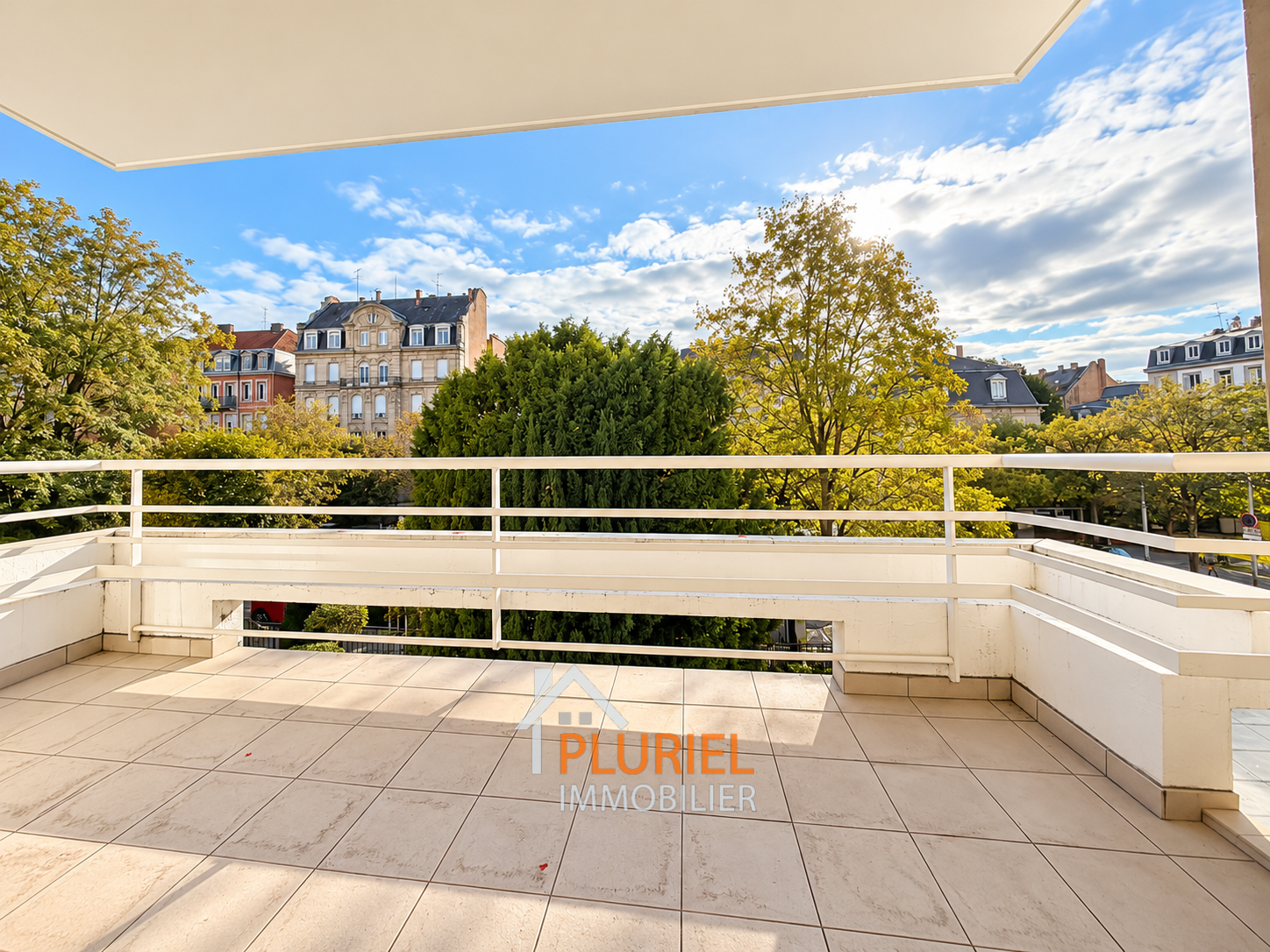 Balcon moderne sur quartier arboré