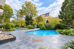 Cour intérieure élégante avec piscines ensoleillées