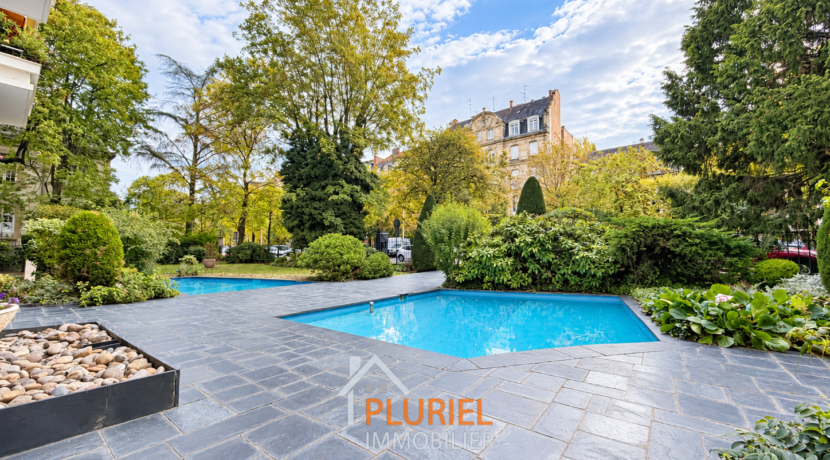 Cour intérieure élégante avec piscines ensoleillées