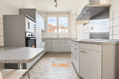 Cuisine moderne lumineuse avec vue sur les toits