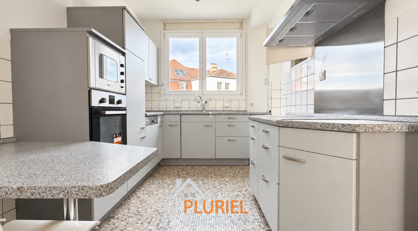 Cuisine moderne lumineuse avec vue sur les toits