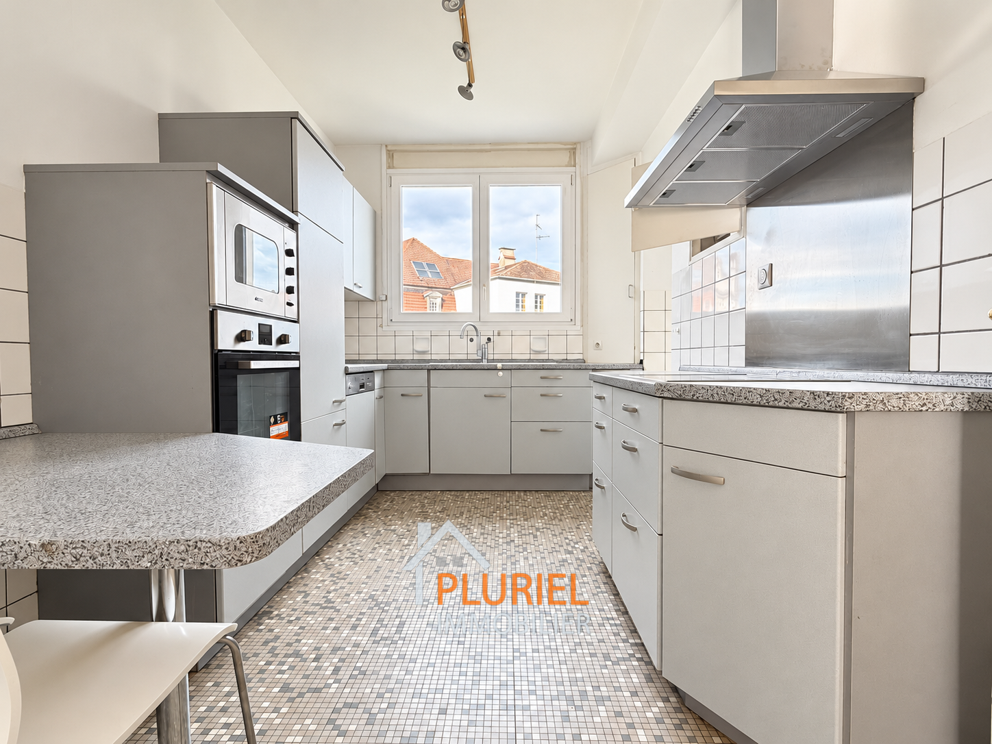 Cuisine moderne lumineuse avec vue sur les toits