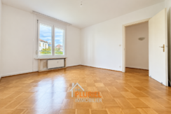 Pièce lumineuse avec parquet et fenêtre