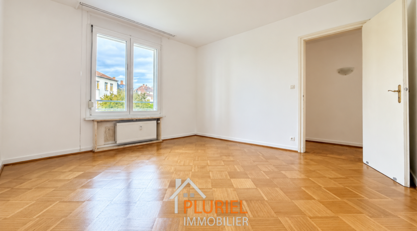 Pièce lumineuse avec parquet et fenêtre