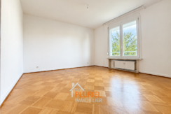 Pièce vide lumineuse au parquet chaleureux