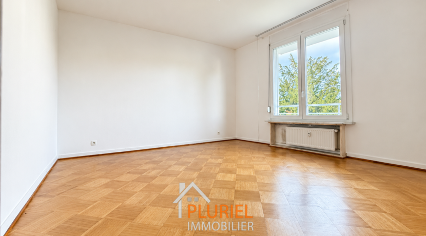 Pièce vide lumineuse au parquet chaleureux