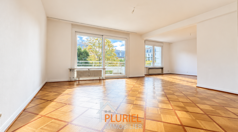 Salon lumineux avec parquet géométrique