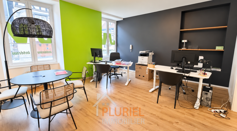 Bureau moderne aux accents verts et charbon