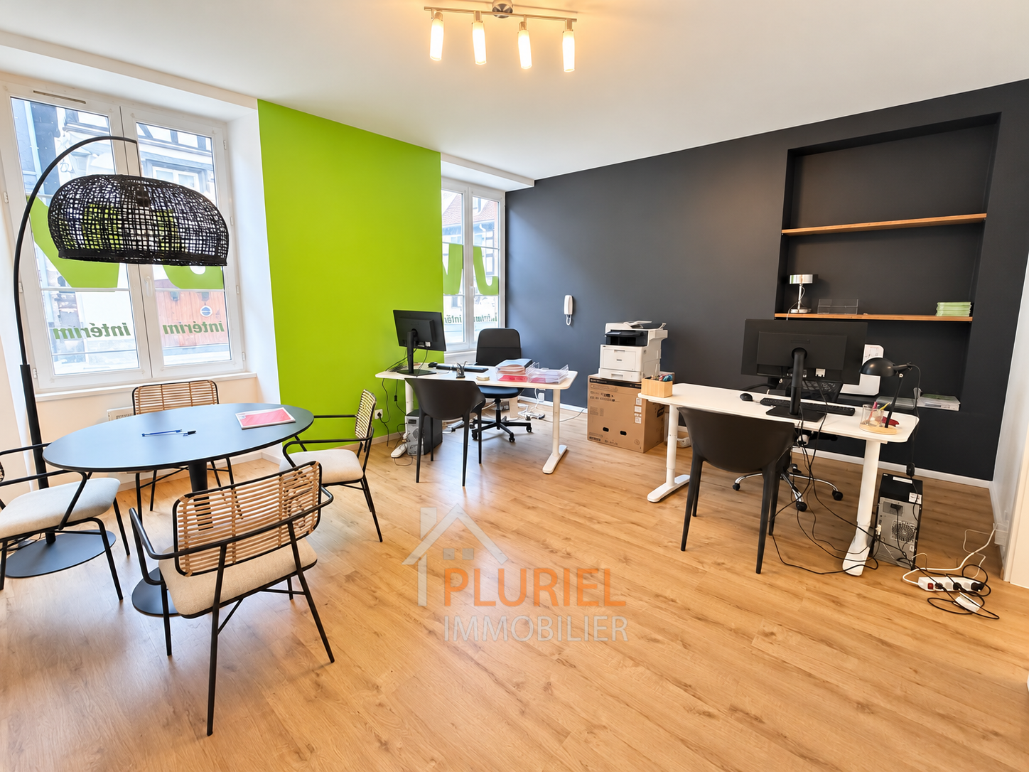 Bureau moderne aux accents verts et charbon