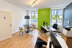Bureau moderne aux murs colorés