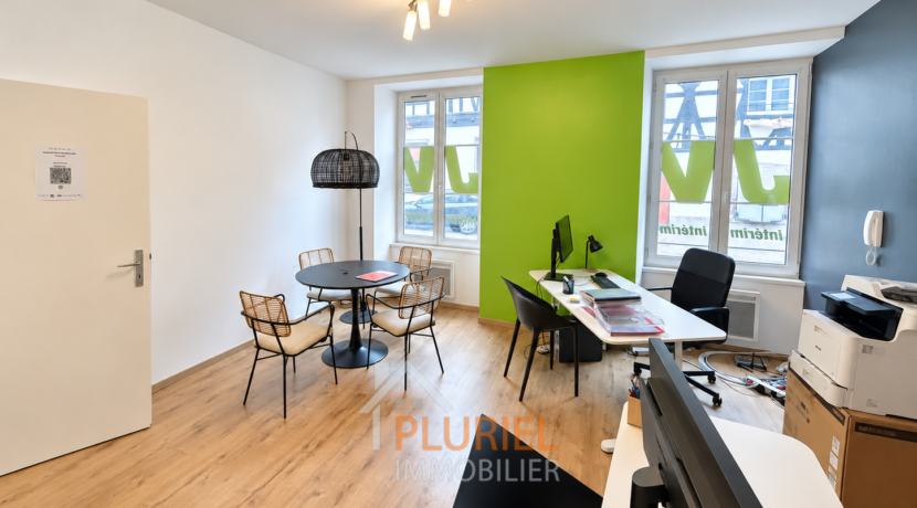 Bureau moderne aux murs colorés
