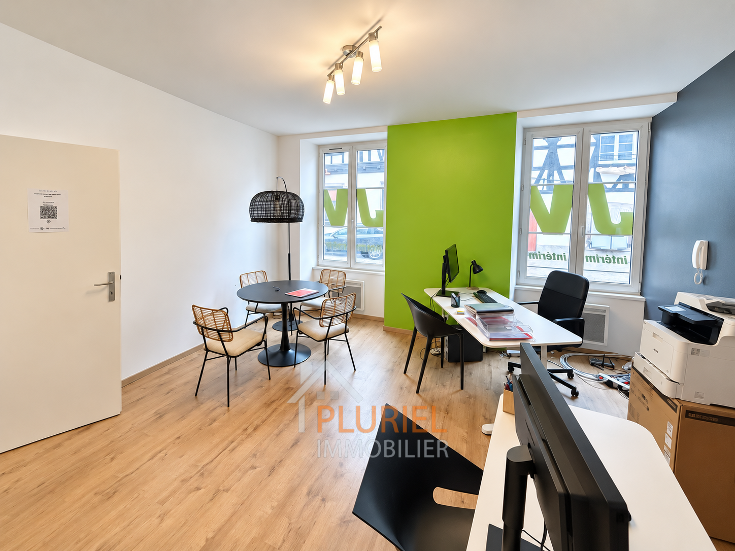 Bureau moderne aux murs colorés