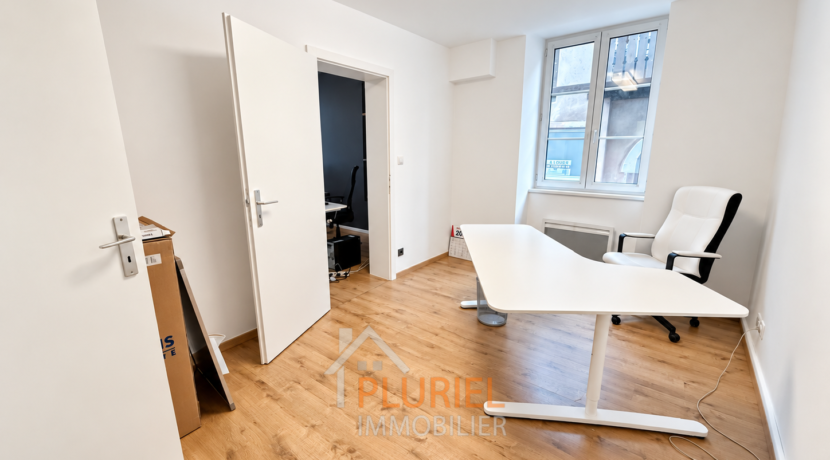 Bureau moderne lumineux à louer