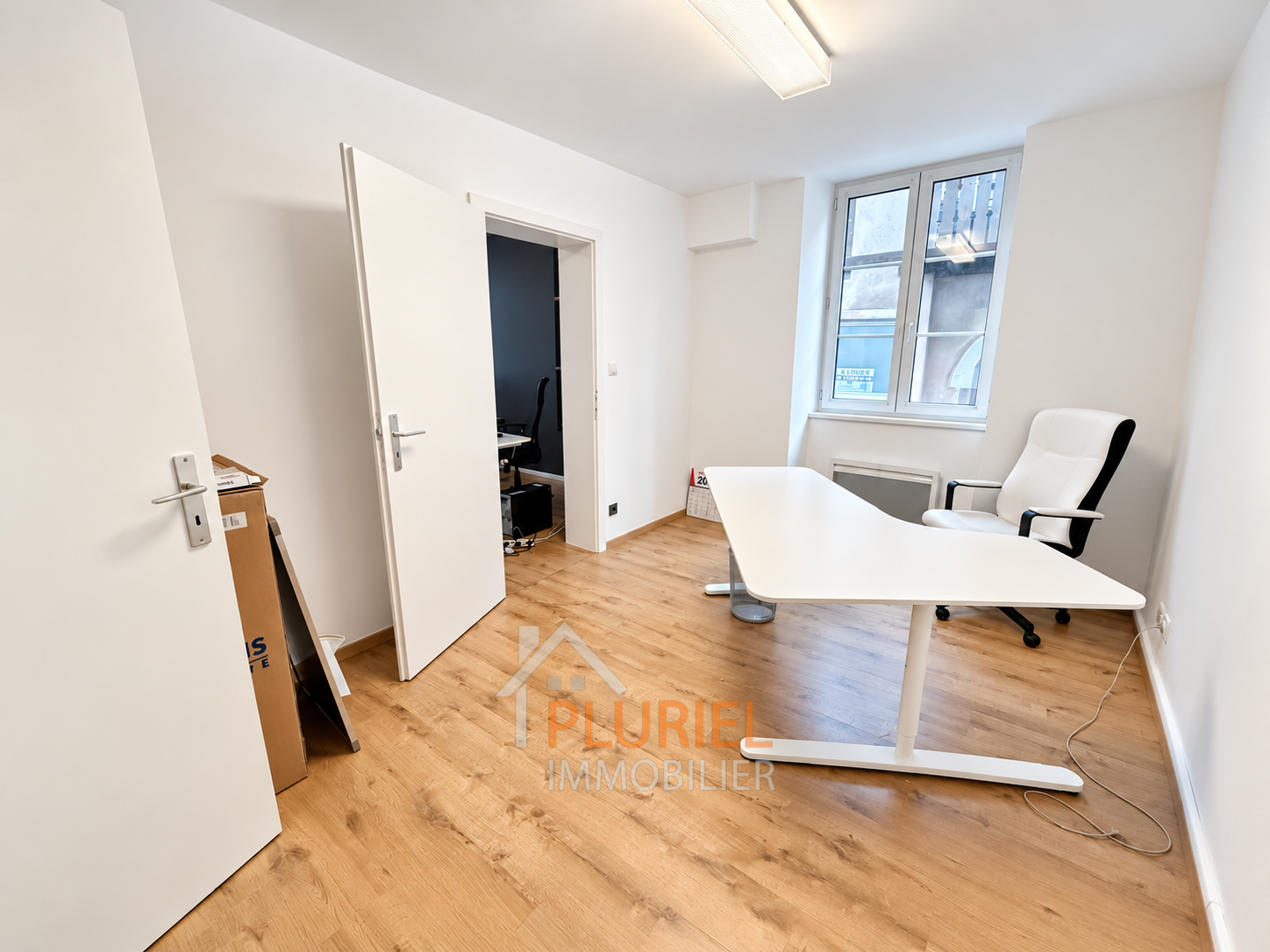 Bureau moderne lumineux à louer