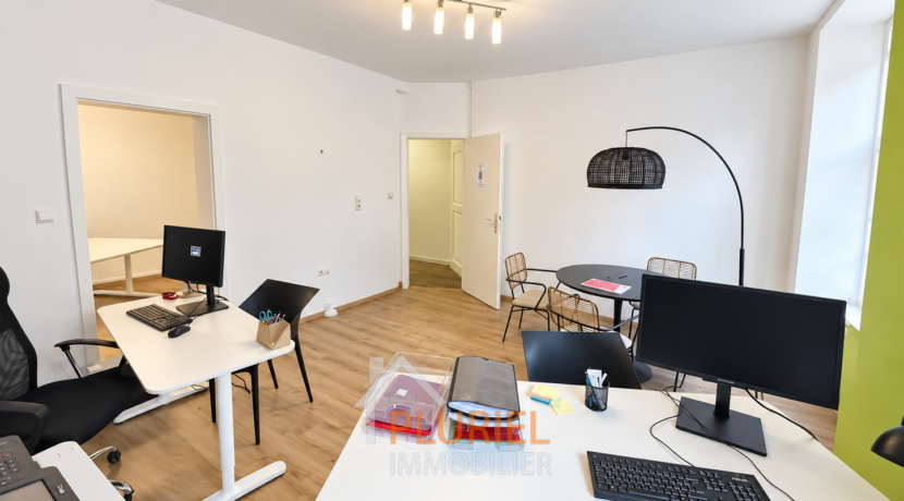 Bureau moderne lumineux et épuré
