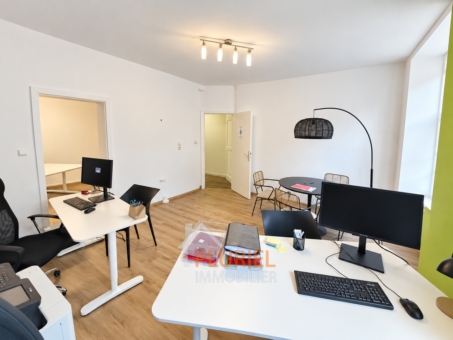 Bureau moderne lumineux et épuré