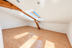 Chambre mansardée baignée de lumière