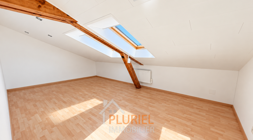 Chambre mansardée baignée de lumière
