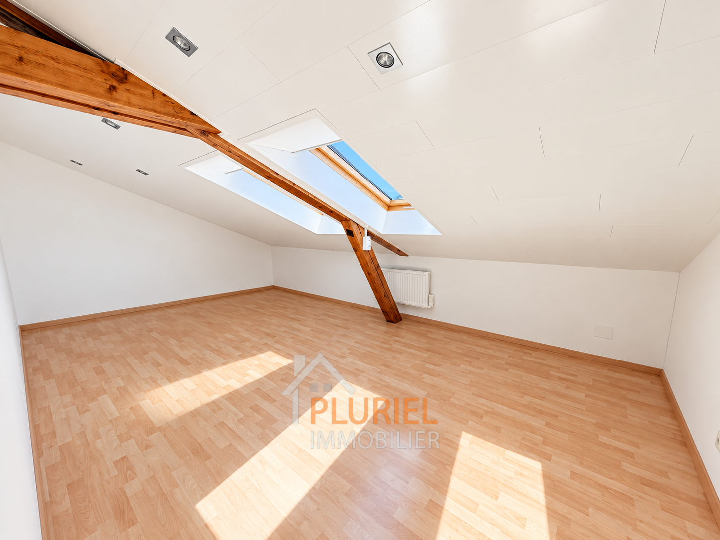 Chambre mansardée baignée de lumière