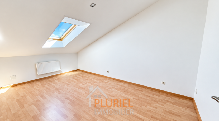 Chambre mansardée lumineuse et vide