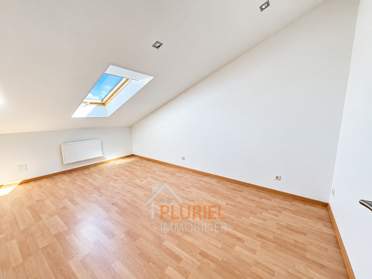 Chambre mansardée lumineuse et vide