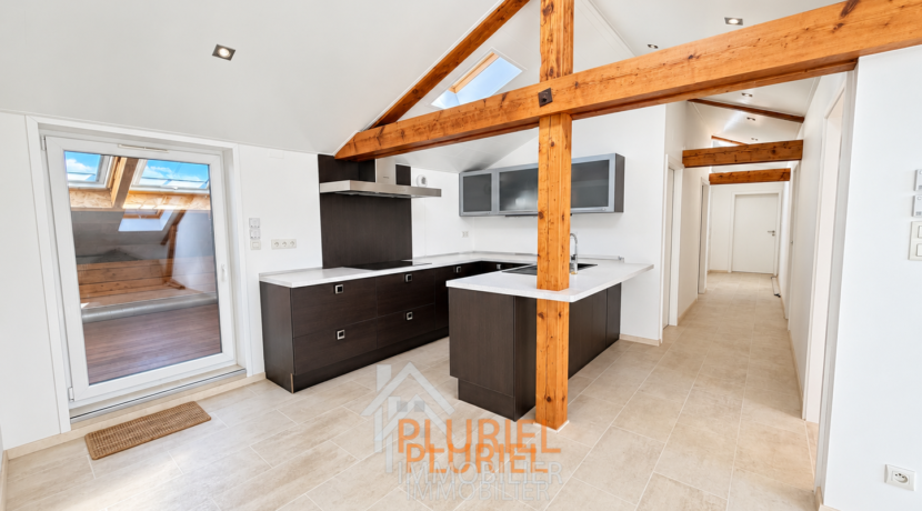 Cuisine loft moderne et lumineuse