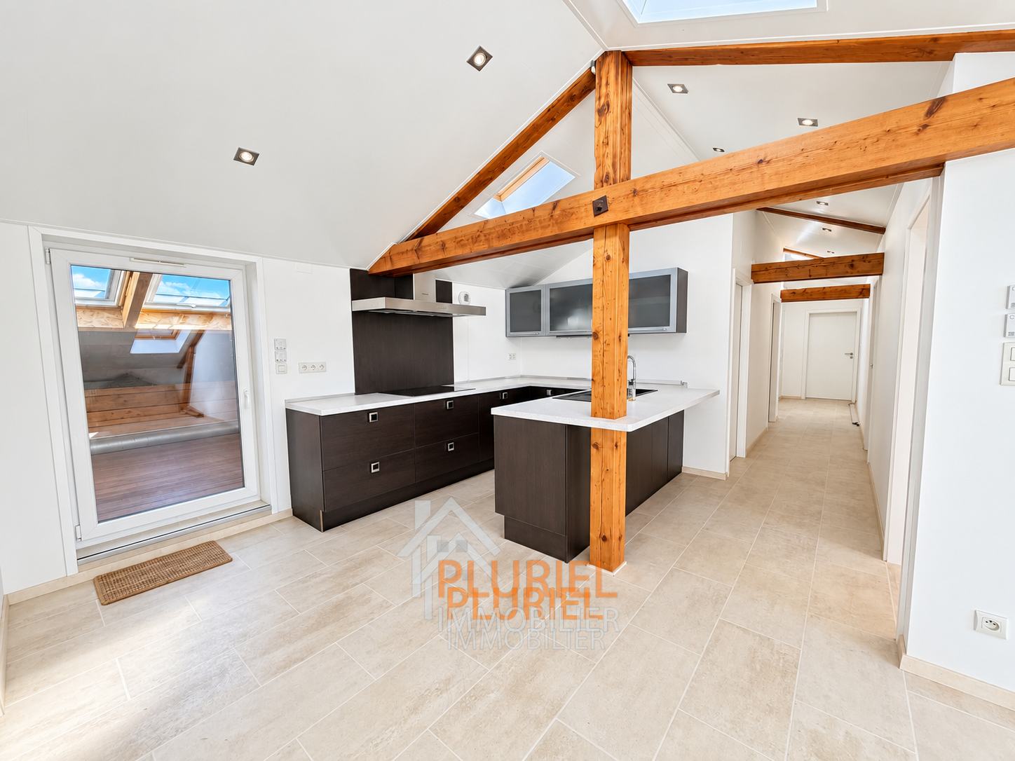 Cuisine loft moderne et lumineuse