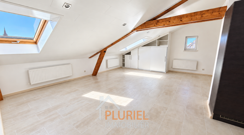 Loft lumineux aux poutres apparentes