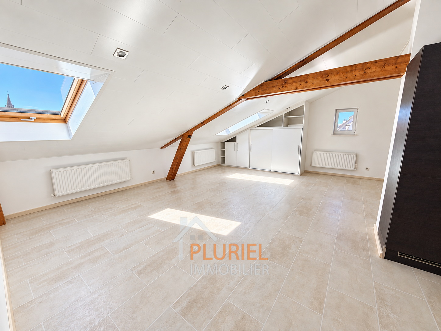 Loft lumineux aux poutres apparentes
