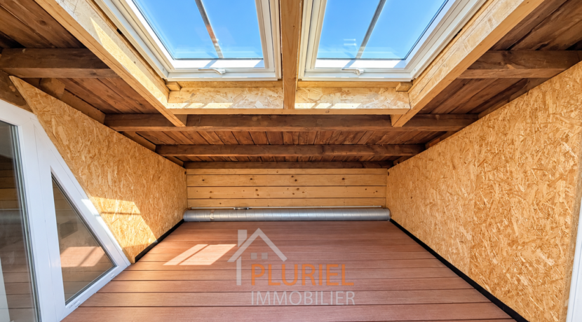 Loft mansardé baigné de lumière