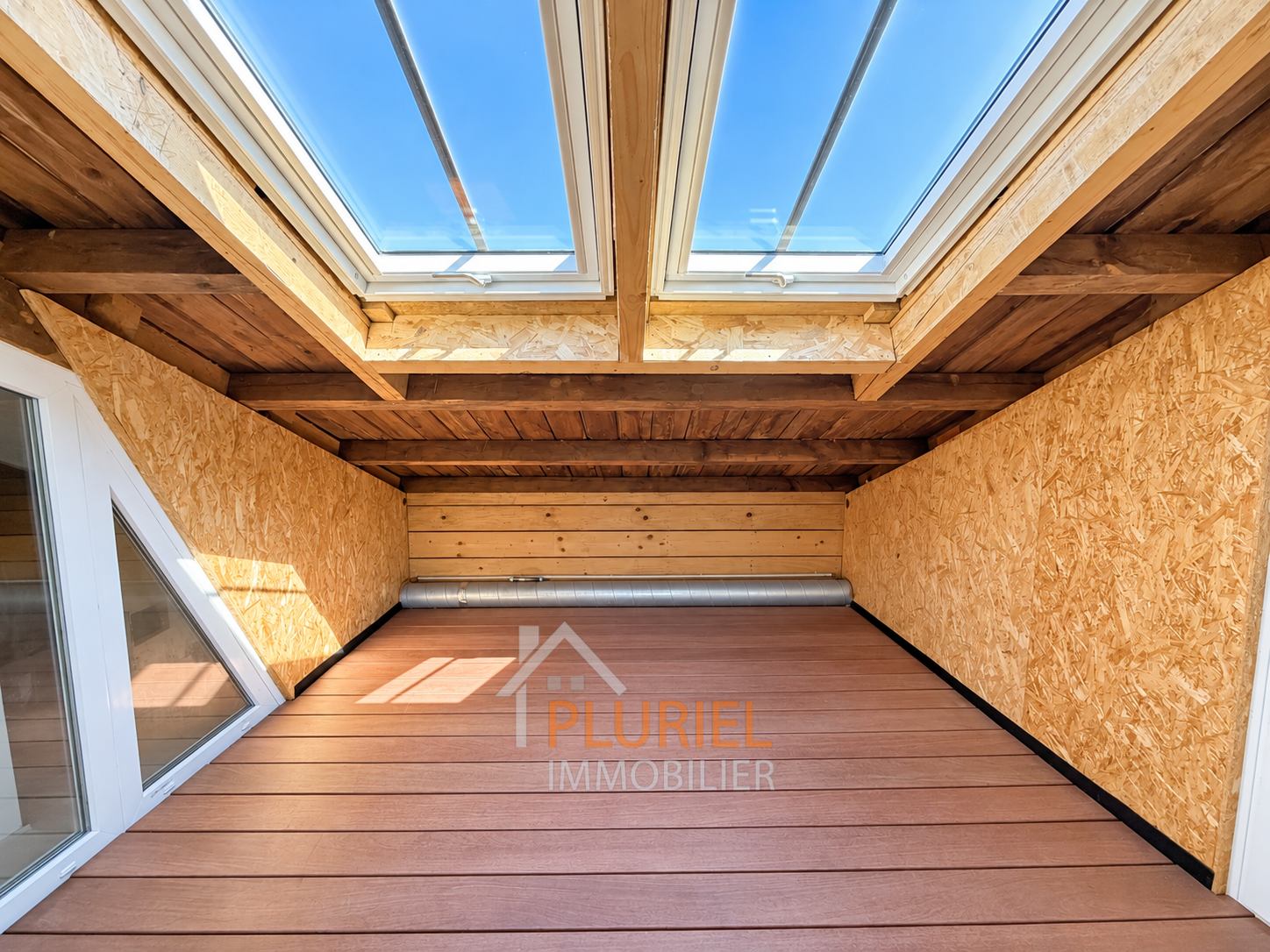 Loft mansardé baigné de lumière