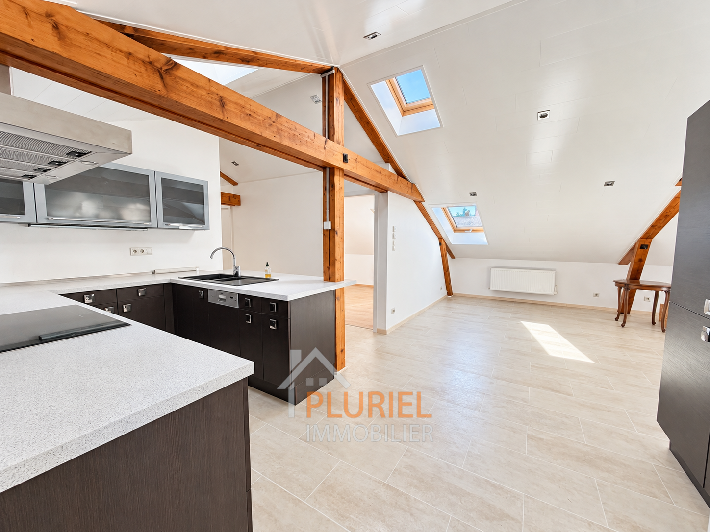 Loft mansardé lumineux, cuisine ouverte
