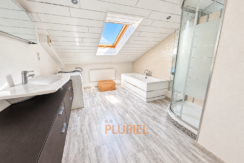 Salle de bain mansardée moderne et lumineuse (1)
