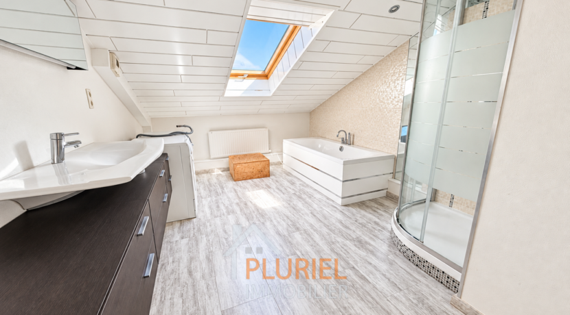 Salle de bain mansardée moderne et lumineuse (1)