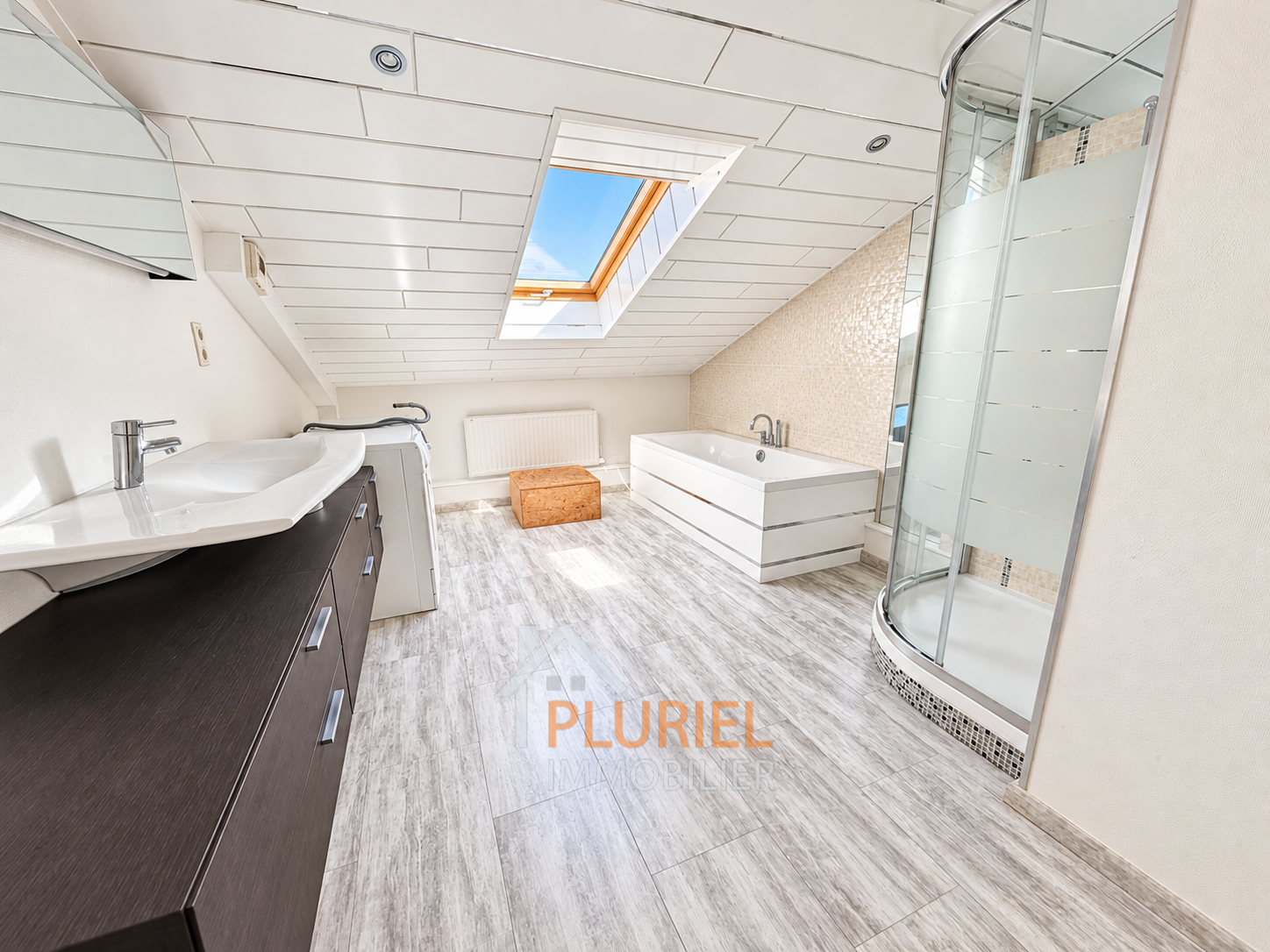 Salle de bain mansardée moderne et lumineuse (1)