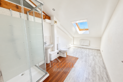 Salle de bains mansardée lumineuse et moderne