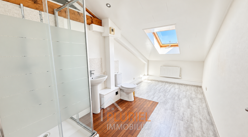 Salle de bains mansardée lumineuse et moderne