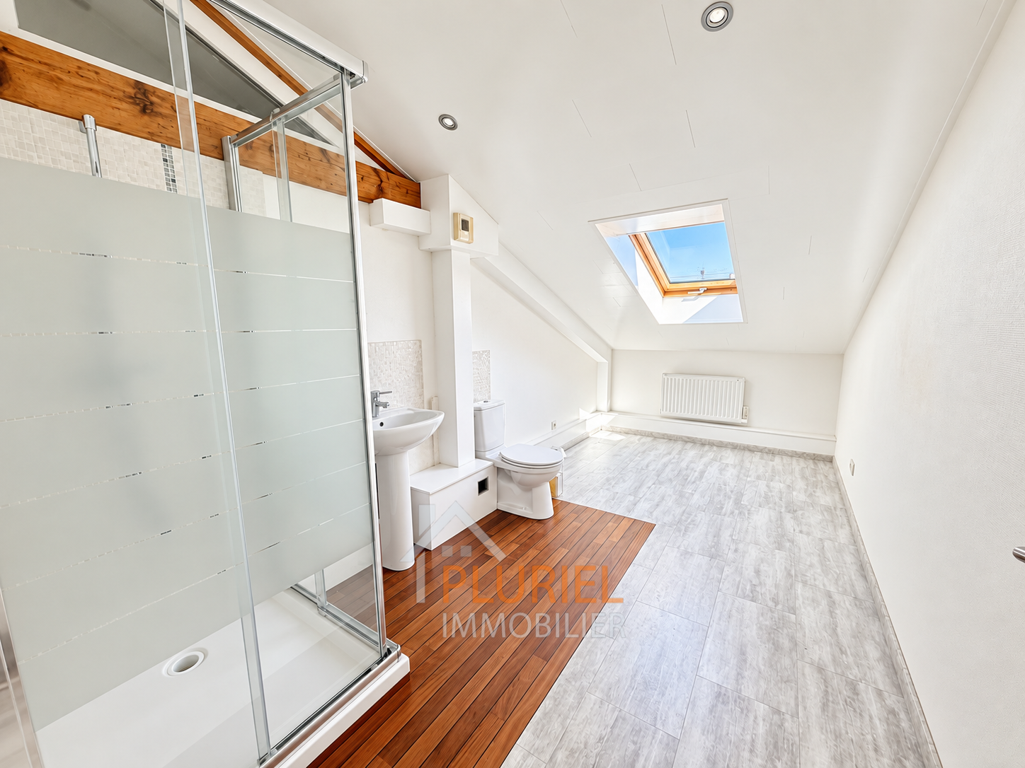Salle de bains mansardée lumineuse et moderne