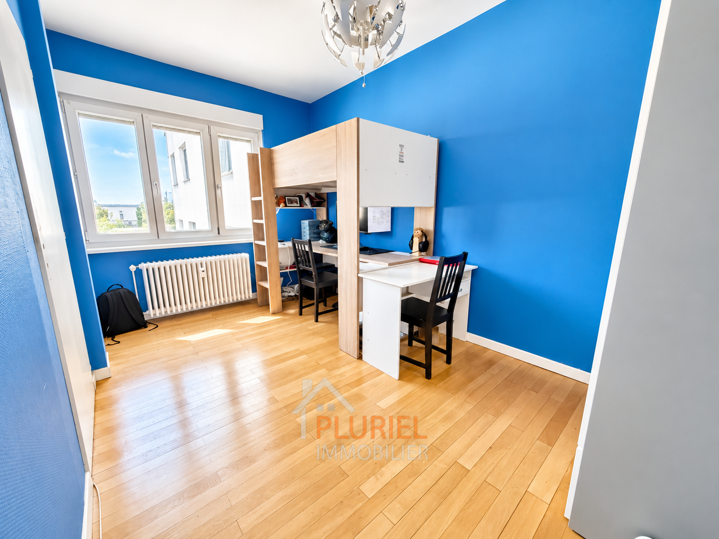 Chambre-bureau moderne aux murs bleus