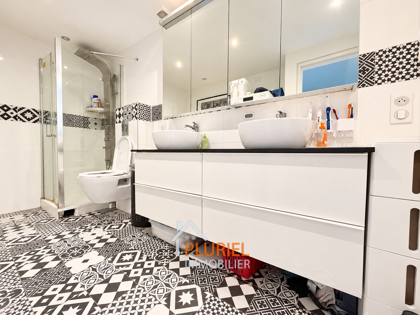Salle de bains moderne à motifs noir et blanc