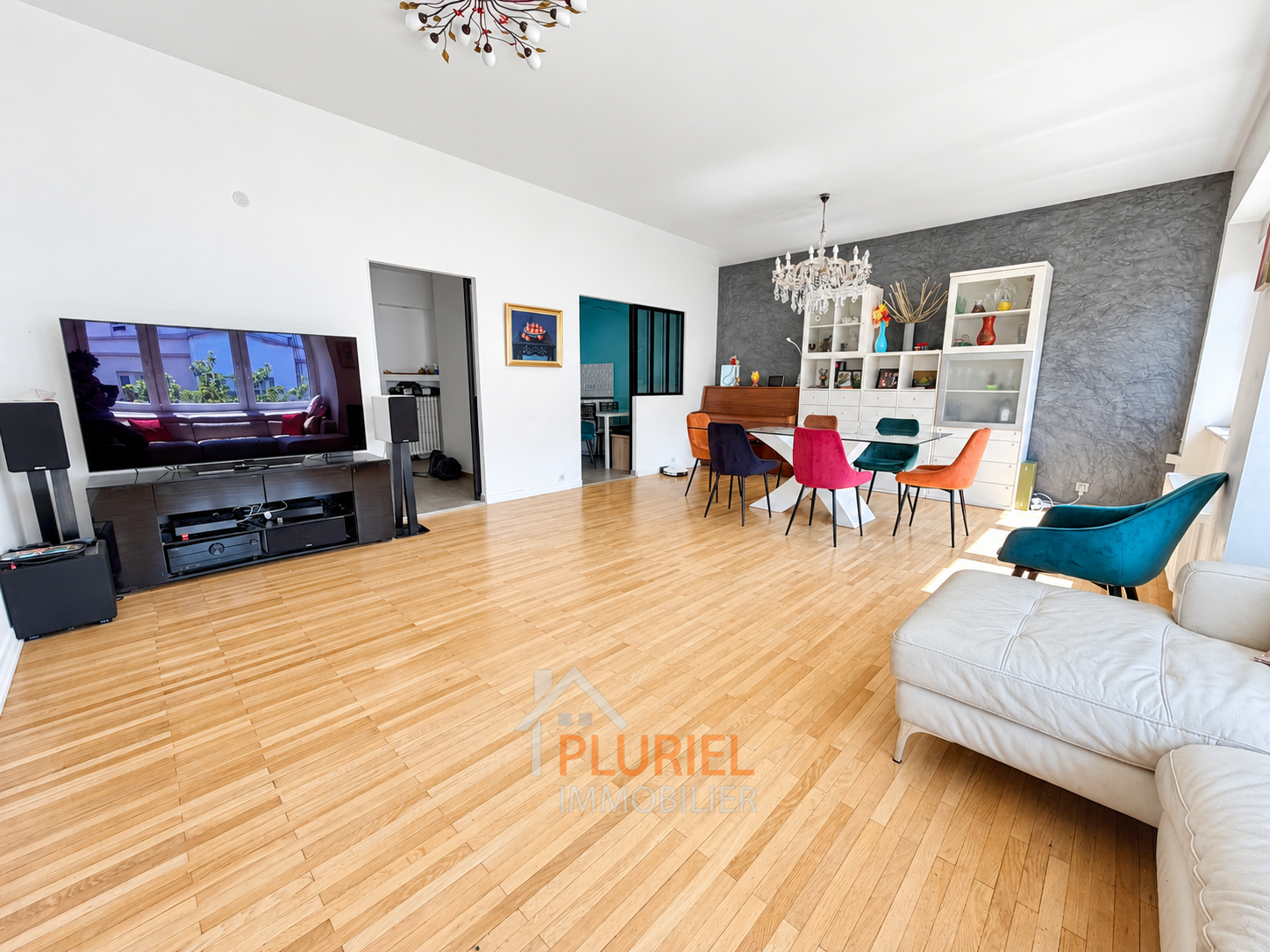 Salon moderne lumineux avec salle à manger colorée